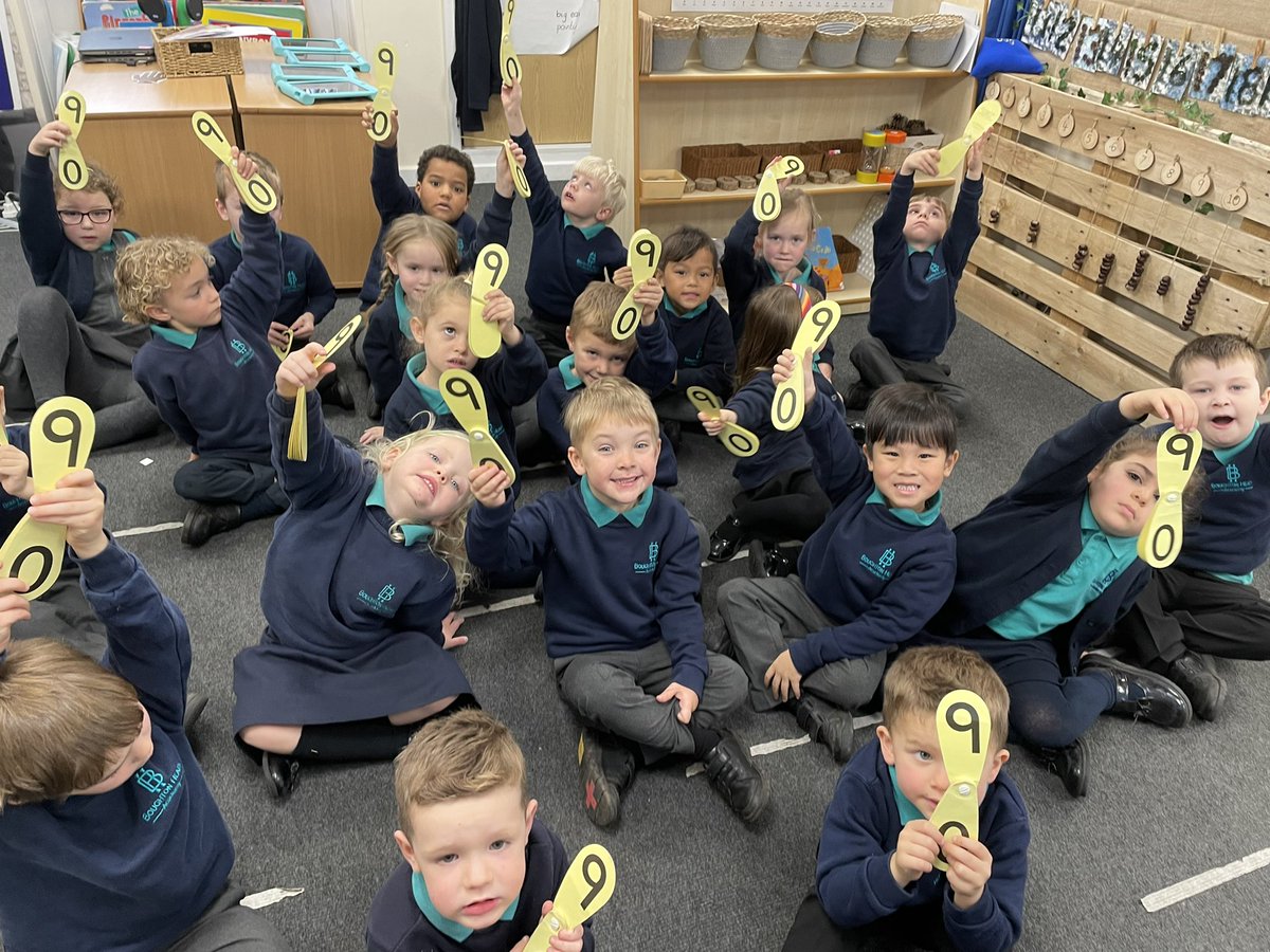 BoughtonHeath's tweet photo. Using number fans in Reception this morning to represent the amount #numeracy #countcarefully https://t.co/0wgtRclMCm