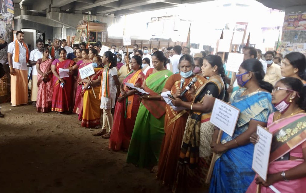 பிரதமர் திரு.நரேந்திர மோடி அவர்கள் பெட்ரோல் டீசல் மீதான கலால் வரியை குறைத்தார். அதனைத் தொடர்ந்து பல்வேறு மாநில அரசாங்கங்கள் விலையை வெகுவாகக் குறைத்து இருக்கின்றார்கள். ஆனால் தமிழகத்தின் பஞ்சாயத்து அரசு பெட்ரோல் டீசல் விலையை குறைக்காமல் ஏழை எளிய மக்களை தொடர்ந்து வஞ்சிக்கிறது.

1/2