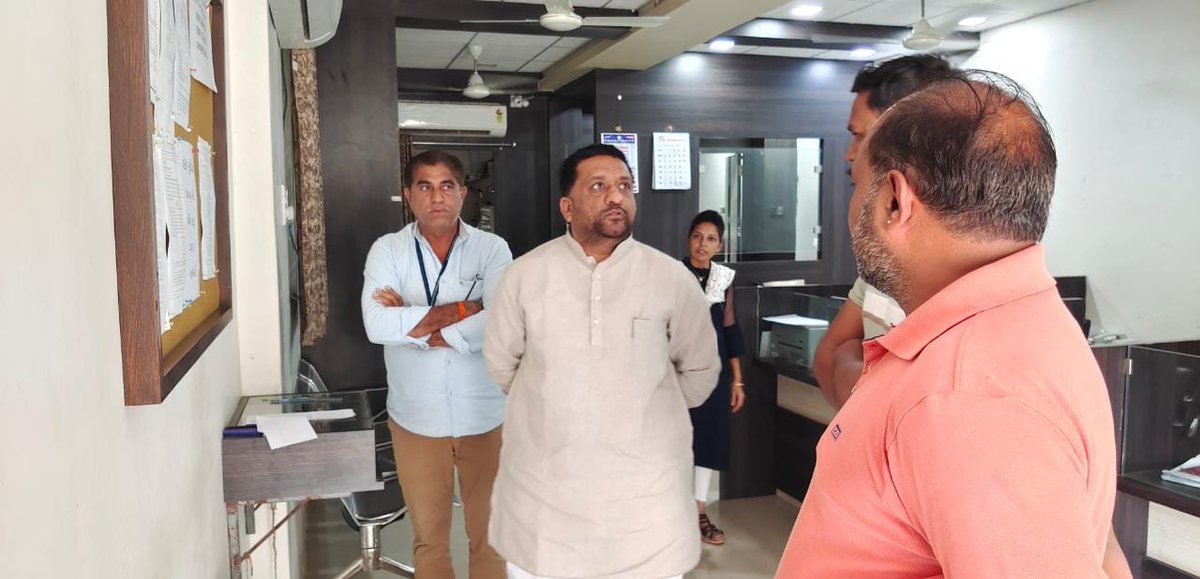 Kiritbhai_Patel's tweet photo. આજરોજ  વિસાવદર ખાતે આવેલ  જૂનાગઢ જિલ્લા સહકારી બેંક @JDCCBank ની પેટા શાખાની મુલાકાત કરી, બેંક ના સ્ટાફ સાથે વાતચીત કરી બેંકની કામગીરી અંગે માહિતી મેળવી બેંક દ્વારા અપાતી સેવાઓ અંગે માહિતી મેળવી જરૂરી સૂચનો કર્યા. #JDCCBank https://t.co/Jkv53rabsR