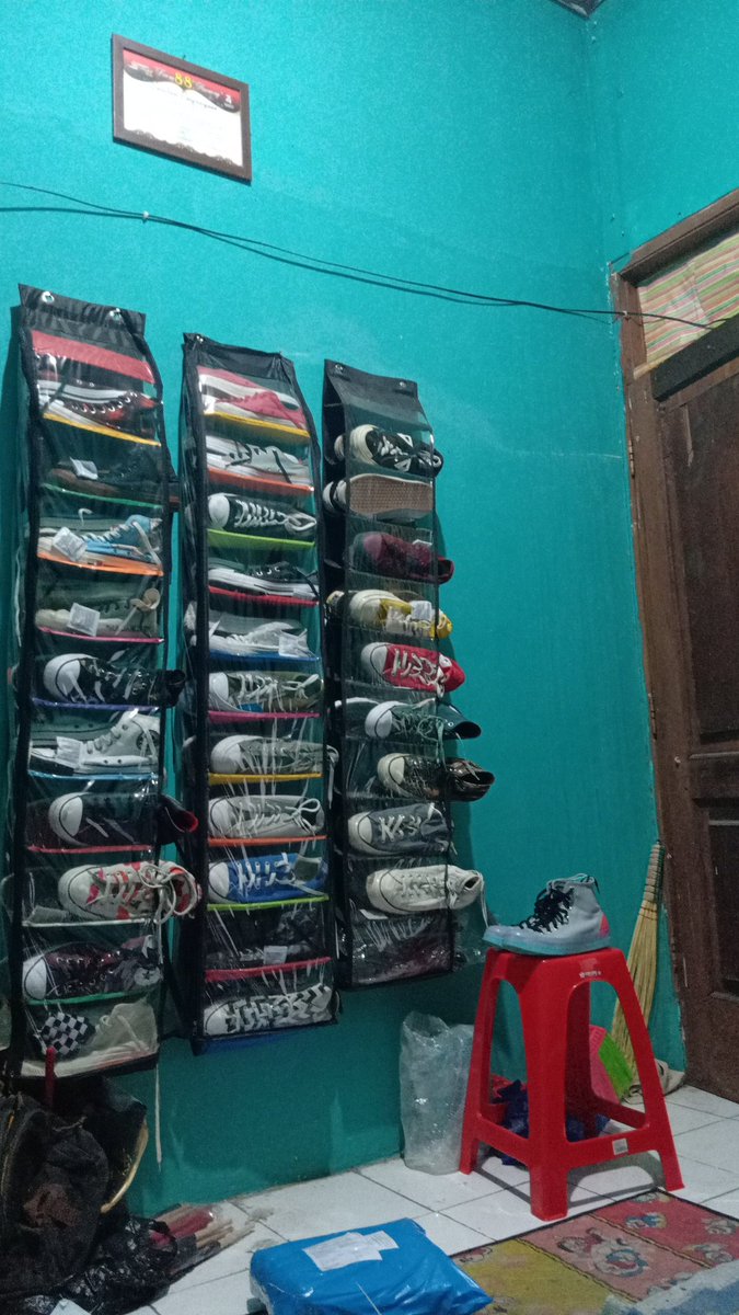 Ada yang se addict aku juga ga ke sepatu merk ini? Heran sama converse ga abis2 modelnya unik2 :')