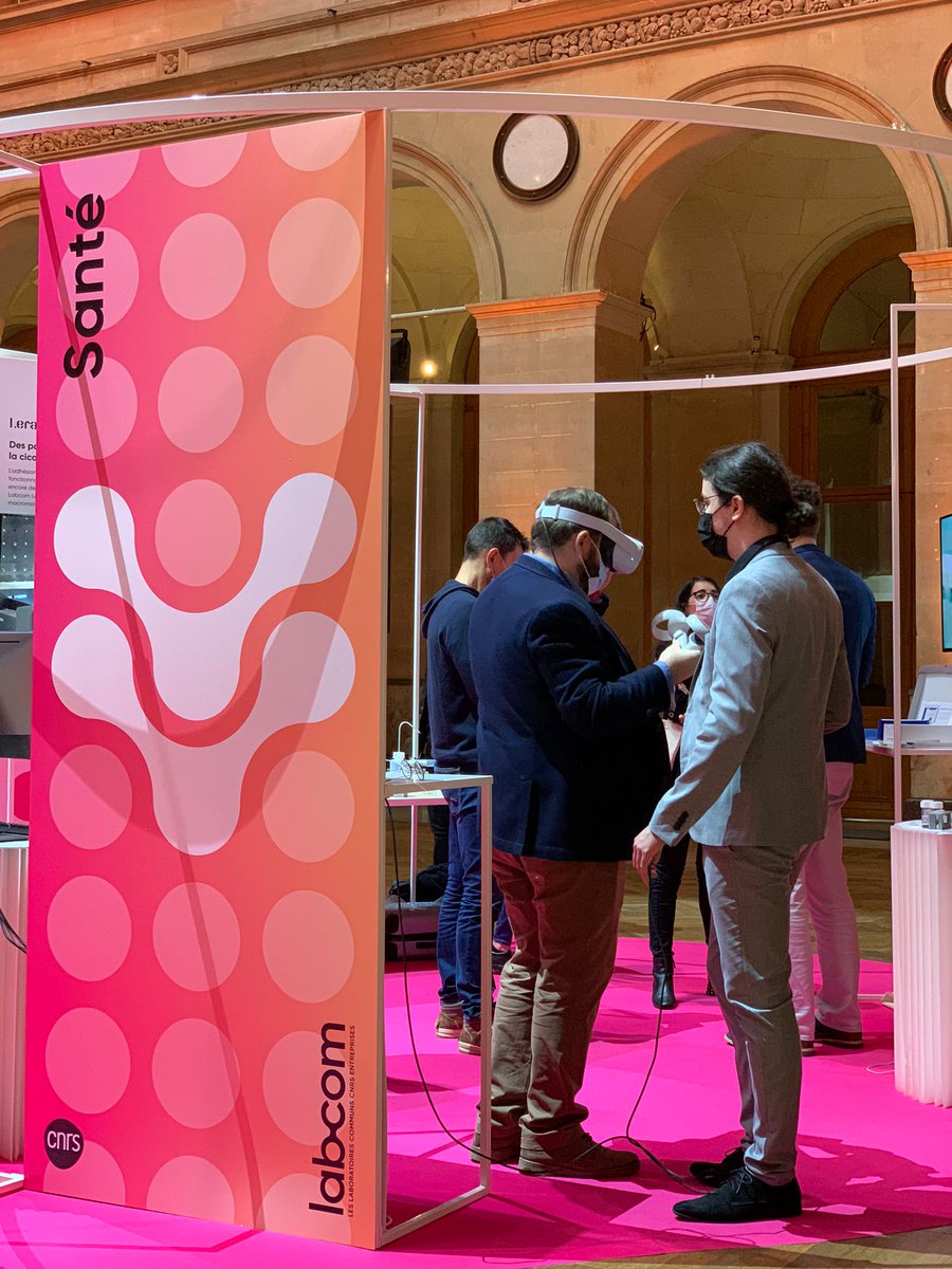 CNRS's tweet photo. #CNRSinnovation 💡 | Sur le stand Santé et bien-être 🩺, retrouvez les #LabCom :
👉 #I3M avec @InstitutXLIM, le #LMA et @SiemensHealth
👉 #LERAM avec @UMR5254 et @Groupe_Urgo
👉 #Sys2Diag avec @Alcediag_Alcen https://t.co/JgUOjUXVhH