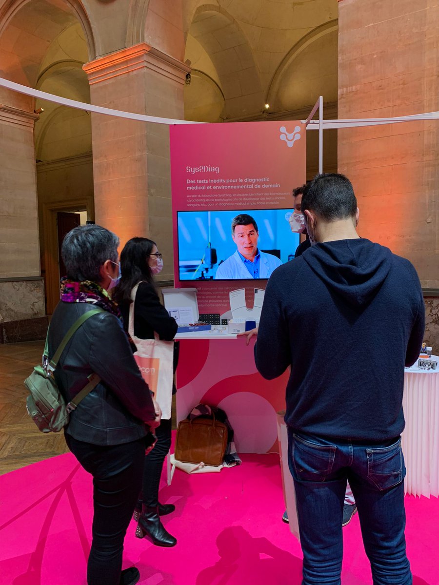 CNRS's tweet photo. #CNRSinnovation 💡 | Sur le stand Santé et bien-être 🩺, retrouvez les #LabCom :
👉 #I3M avec @InstitutXLIM, le #LMA et @SiemensHealth
👉 #LERAM avec @UMR5254 et @Groupe_Urgo
👉 #Sys2Diag avec @Alcediag_Alcen https://t.co/JgUOjUXVhH