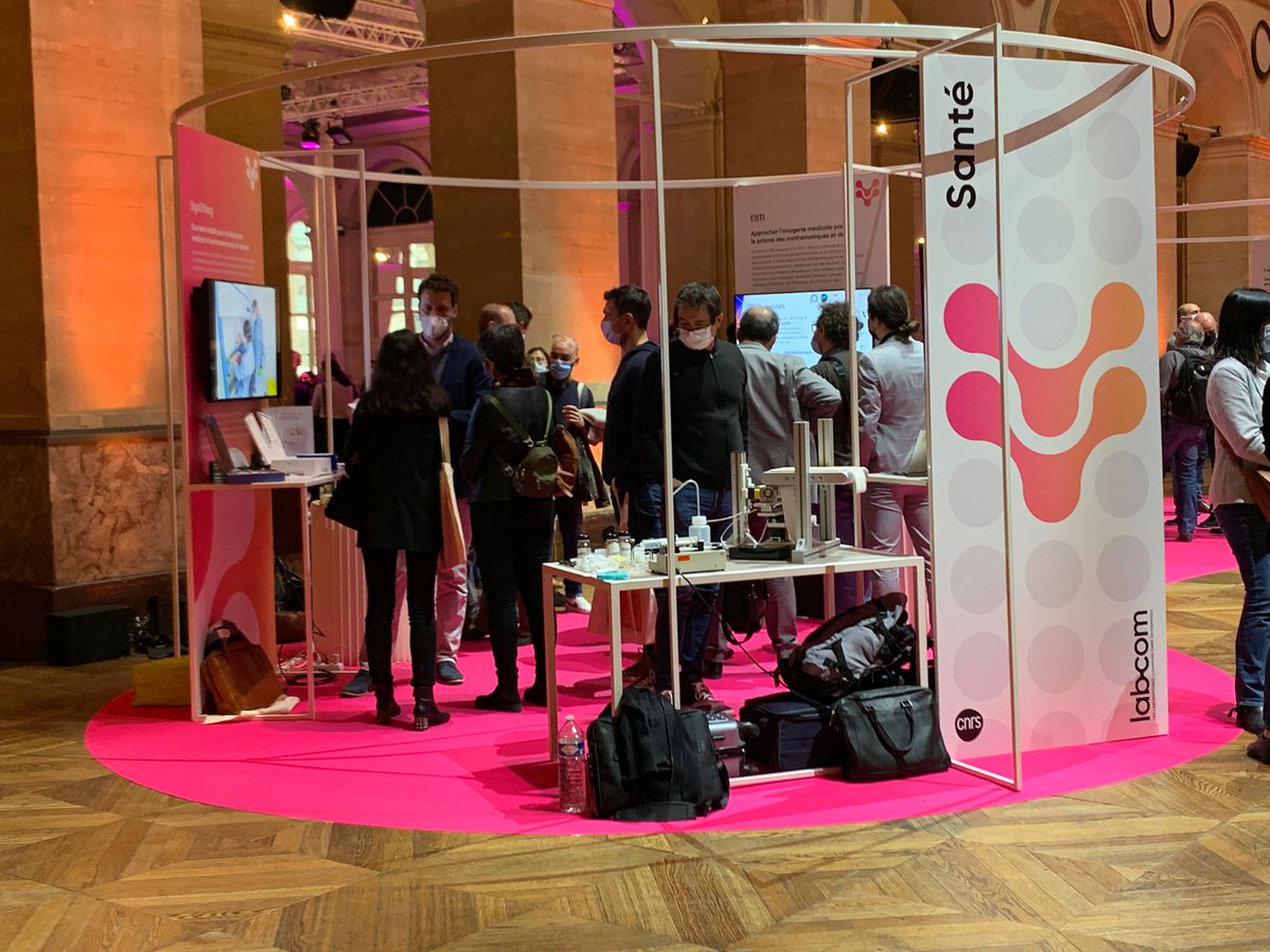 CNRS's tweet photo. #CNRSinnovation 💡 | Sur le stand Santé et bien-être 🩺, retrouvez les #LabCom :
👉 #I3M avec @InstitutXLIM, le #LMA et @SiemensHealth
👉 #LERAM avec @UMR5254 et @Groupe_Urgo
👉 #Sys2Diag avec @Alcediag_Alcen https://t.co/JgUOjUXVhH