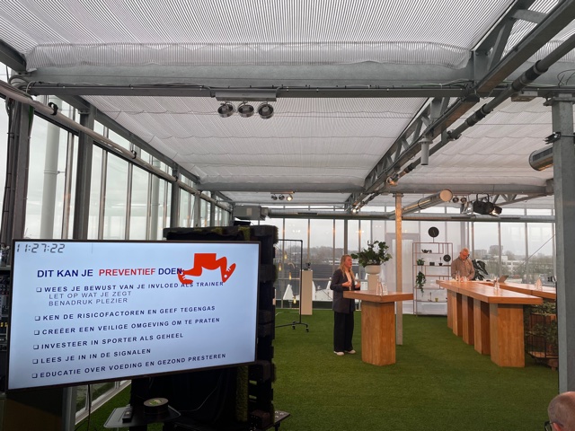 Ervaringsdeskundige en sportpsycholoog <a href="/AyonneVanOort/">AYONNE</a> spreekt tijdens Jaarcongres Wetenschap voor de Sportpraktijk over eetstoornissen in sport, die veel voorkomen (6-45% van vrouwelijke sporters). Coaches spelen grote rol bij aanleren &amp; behouden van  gezonde relatie met voeding.