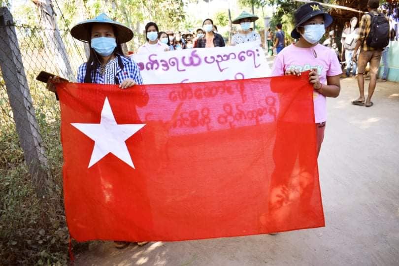 Khithitofficial's tweet photo. ယင်းမာပင်မြို့နယ် အရှေ့ခြမ်းနှင့်ဆားလင်းကြီး မြောက်ခြမ်း ရွာပေါင်းစုံသပိတ် စစ်ကြောင်း ဦးဆောင်ကာ ယနေ့ နိုဝင်ဘာလ ၃၀ ရက်နေ့တွင် အကြမ်းဖက် စစ်အာဏာရှင် တော်လှန်ရေး ချီတက် ဆန္ဒပြခဲ့ကြောင်း သိရသည်။ https://t.co/vgPZqTUIv4