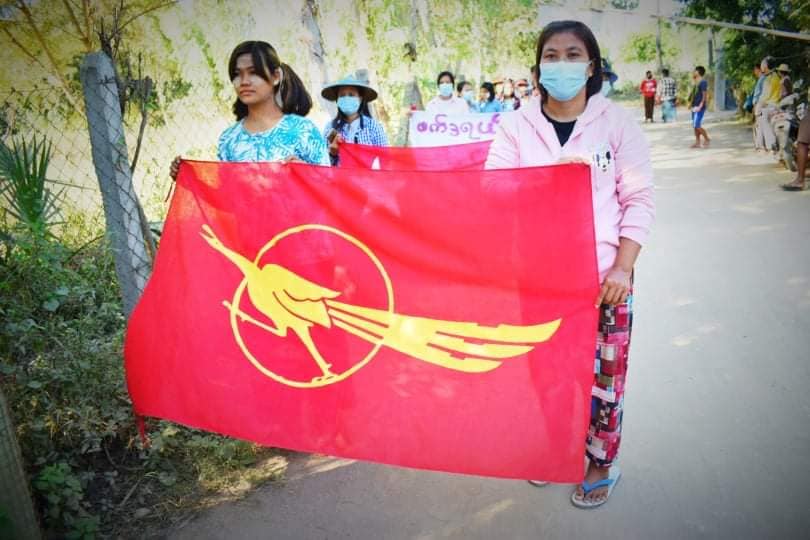 Khithitofficial's tweet photo. ယင်းမာပင်မြို့နယ် အရှေ့ခြမ်းနှင့်ဆားလင်းကြီး မြောက်ခြမ်း ရွာပေါင်းစုံသပိတ် စစ်ကြောင်း ဦးဆောင်ကာ ယနေ့ နိုဝင်ဘာလ ၃၀ ရက်နေ့တွင် အကြမ်းဖက် စစ်အာဏာရှင် တော်လှန်ရေး ချီတက် ဆန္ဒပြခဲ့ကြောင်း သိရသည်။ https://t.co/vgPZqTUIv4