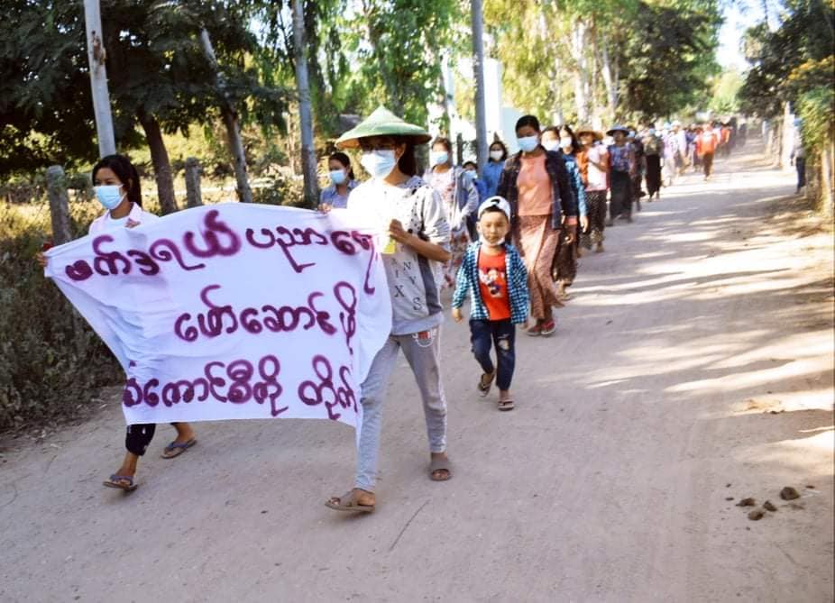 Khithitofficial's tweet photo. ယင်းမာပင်မြို့နယ် အရှေ့ခြမ်းနှင့်ဆားလင်းကြီး မြောက်ခြမ်း ရွာပေါင်းစုံသပိတ် စစ်ကြောင်း ဦးဆောင်ကာ ယနေ့ နိုဝင်ဘာလ ၃၀ ရက်နေ့တွင် အကြမ်းဖက် စစ်အာဏာရှင် တော်လှန်ရေး ချီတက် ဆန္ဒပြခဲ့ကြောင်း သိရသည်။ https://t.co/vgPZqTUIv4