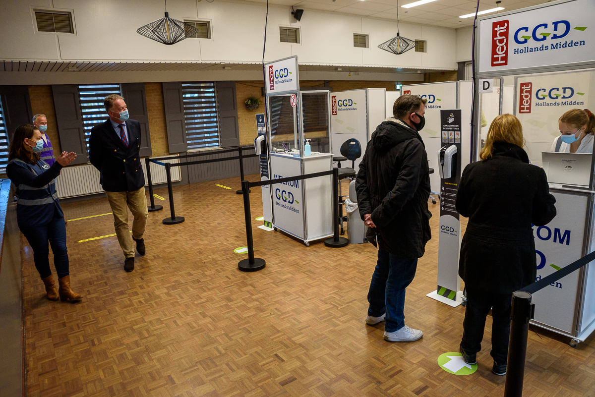 ggdhm's tweet image. 🏣Gisteren bracht @Roelcazemier, burgemeester van  Krimpenerwaard, een bezoek aan de nieuwe testlocatie in Bergambacht. Met de uitbreiding van deze locatie vergroten we de testcapaciteit en maken het testen in de buurt mogelijk.