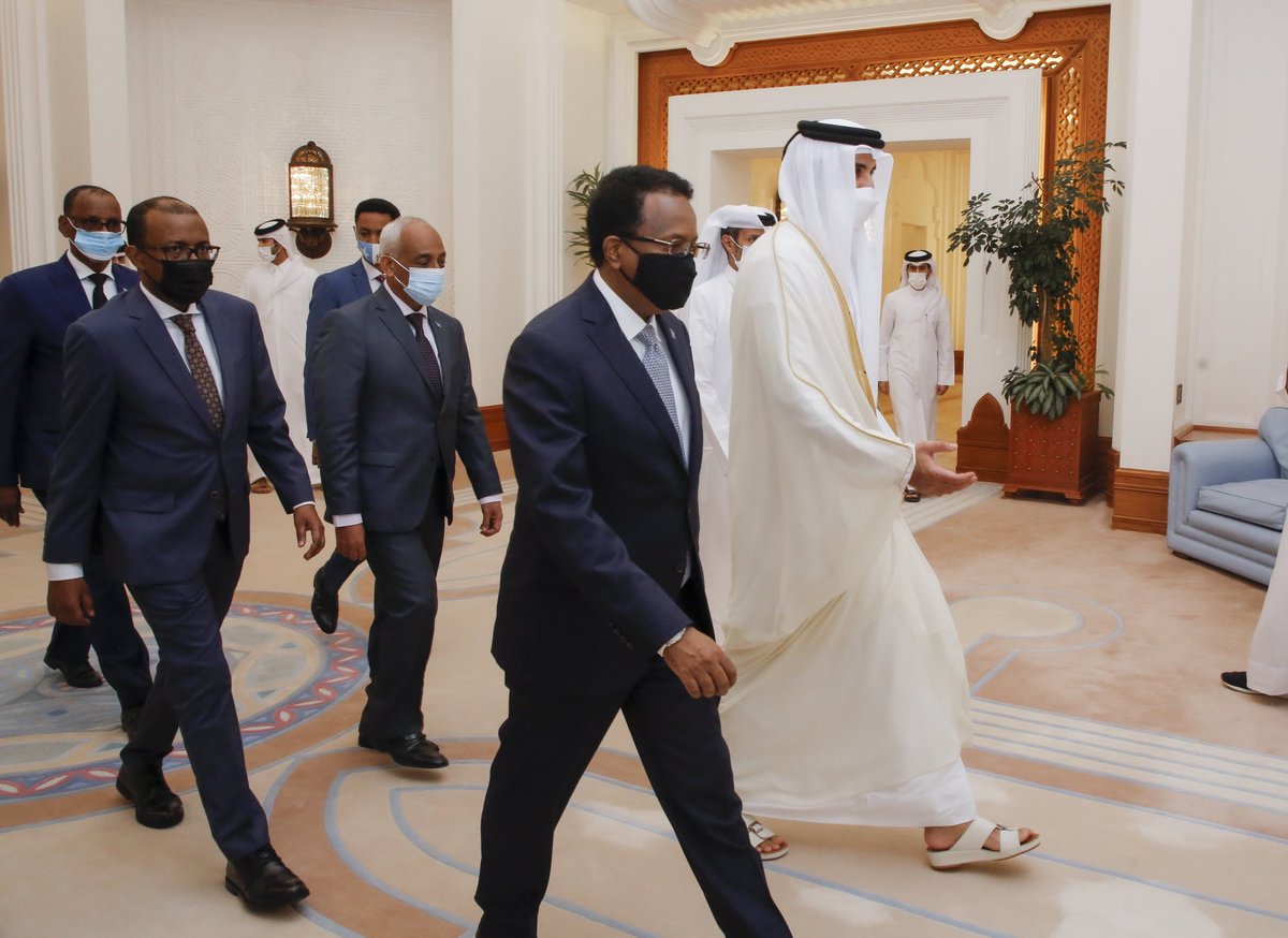 TheVillaSomalia's tweet photo. بحث فخامة رئيس الجمهورية @M_Farmaajo مع أخيه سمو أمير دولة قطر الشقيقة @TamimBinHamad  بالدوحة اليوم أوجه تعزيز علاقات التعاون بين البلدين في مجالات الاستثمار الإقتصادي والرياضة بما يحقق طموح الشعبين الشقيقين. كما ناقشا أبرز القضايا ذات الاهتمام المشترك. https://t.co/f52sCzeciC