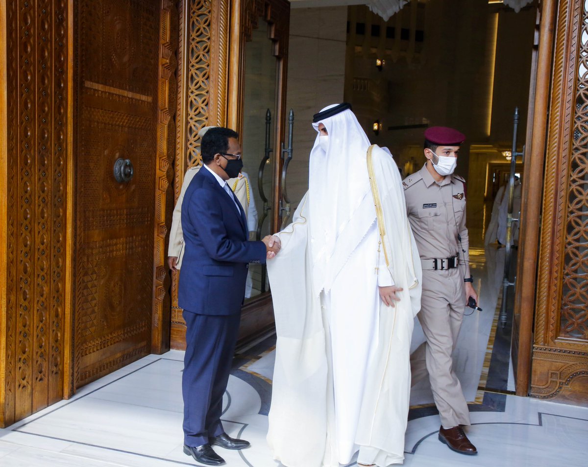 TheVillaSomalia's tweet photo. بحث فخامة رئيس الجمهورية @M_Farmaajo مع أخيه سمو أمير دولة قطر الشقيقة @TamimBinHamad  بالدوحة اليوم أوجه تعزيز علاقات التعاون بين البلدين في مجالات الاستثمار الإقتصادي والرياضة بما يحقق طموح الشعبين الشقيقين. كما ناقشا أبرز القضايا ذات الاهتمام المشترك. https://t.co/f52sCzeciC