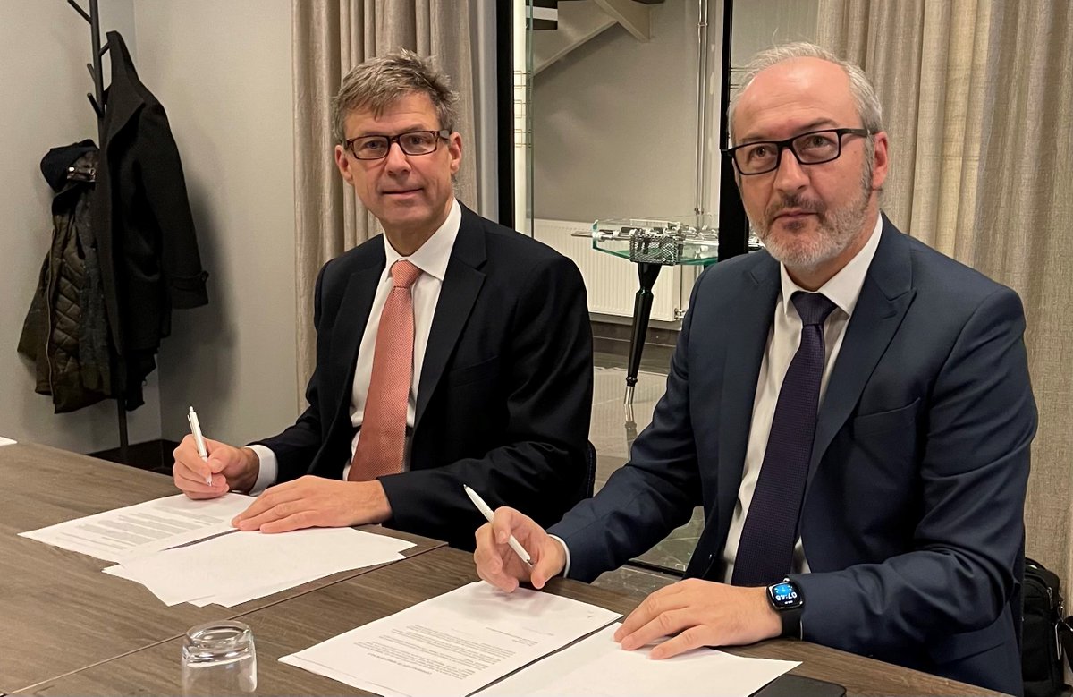 jmrouebferries's tweet image. Belle journée : @bferriescorpo vient de prendre livraison de son nouveau navire, le #Salamanca. La France et son Pavillon vont bientôt compter sur le 1er ferry passager à propulsion #GNL, un pas décisif dans la transition énergétique ! @ArmateursFR @AnnickGirardin @MerGouv