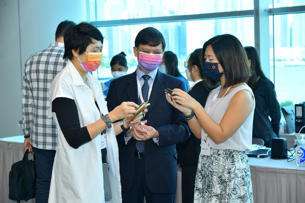 HkSummit's tweet photo. Being part of the #FashionIndustry, many guests &amp; attendees of #fashionsummithk2021 wore #ReusableFaceMask to support #SustainableFashion. Let's see photos of their trendy #facemasks : https://t.co/0w8jQBYIX3
#fashionsummithk #DesignForTheFuture #conference #FashionAccessories https://t.co/6LfUjSzL95