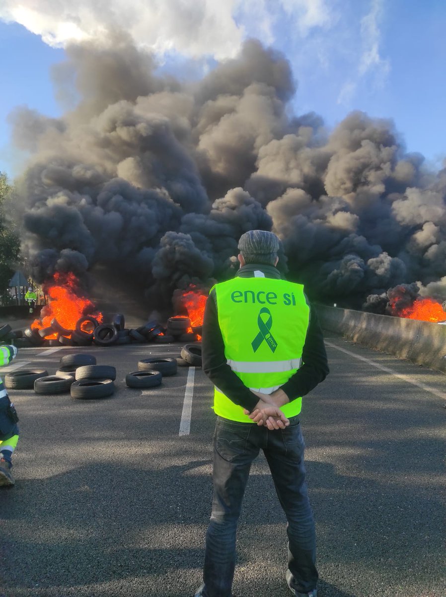 RebelinAluminio's tweet photo. Nova protesta con cortes na autoestrada de Marín dxs traballadorxs de Ence Pontevedra, nunha xornada mais reclamando a continuidade da planta e dos postos de traballo.#EnceNoSeCierra #EnceSi #SinIndustriaNoHayFuturo #xuntxsmáisfortes @mincoturgob @MarotoReyes @PSOE @Xunta https://t.co/5lufF49CMf