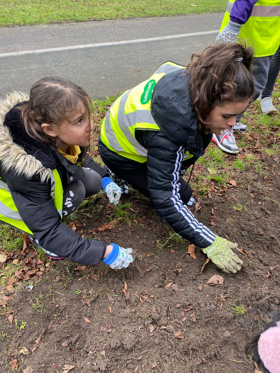 ECOLHS1's tweet photo. Eco Warriors are planting winter bulbs with @Veolia #biodiversity #environment @LHS_Watford @HeadLHS https://t.co/ga4mx78uwK