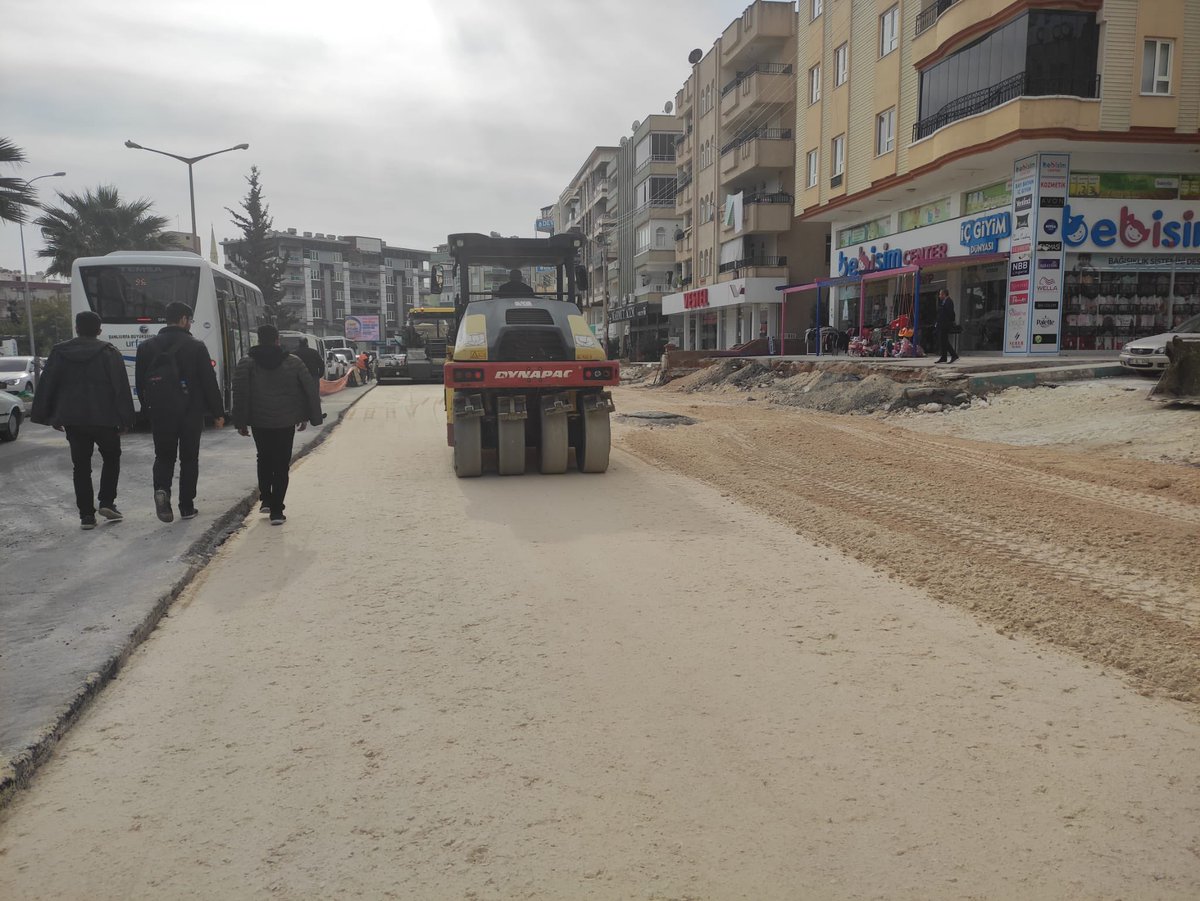 sbbfenisler's tweet photo. Haliliye İlçesi Ulubatlı Mahallesi Yunus Emre Caddesi yol genişletme çalışmamız PMT serimi ile devam ediyor.

@zabeyazgul https://t.co/5pcdyNZr2y