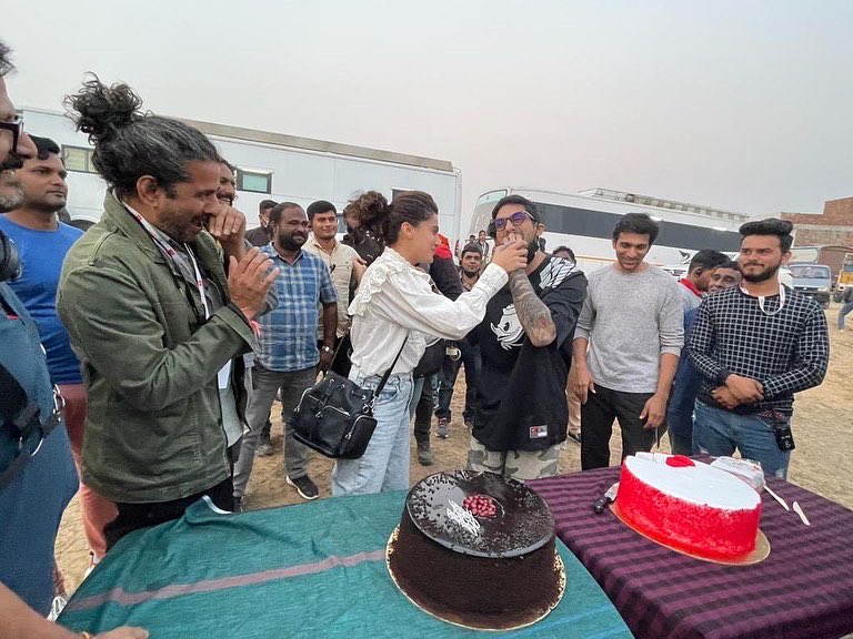 Check out the inside pictures of  #PrateikBabbar’s post-birthday celebration on the sets of #WohLadkiHaiKahan with #TaapseePannu and #PratikGandhi.