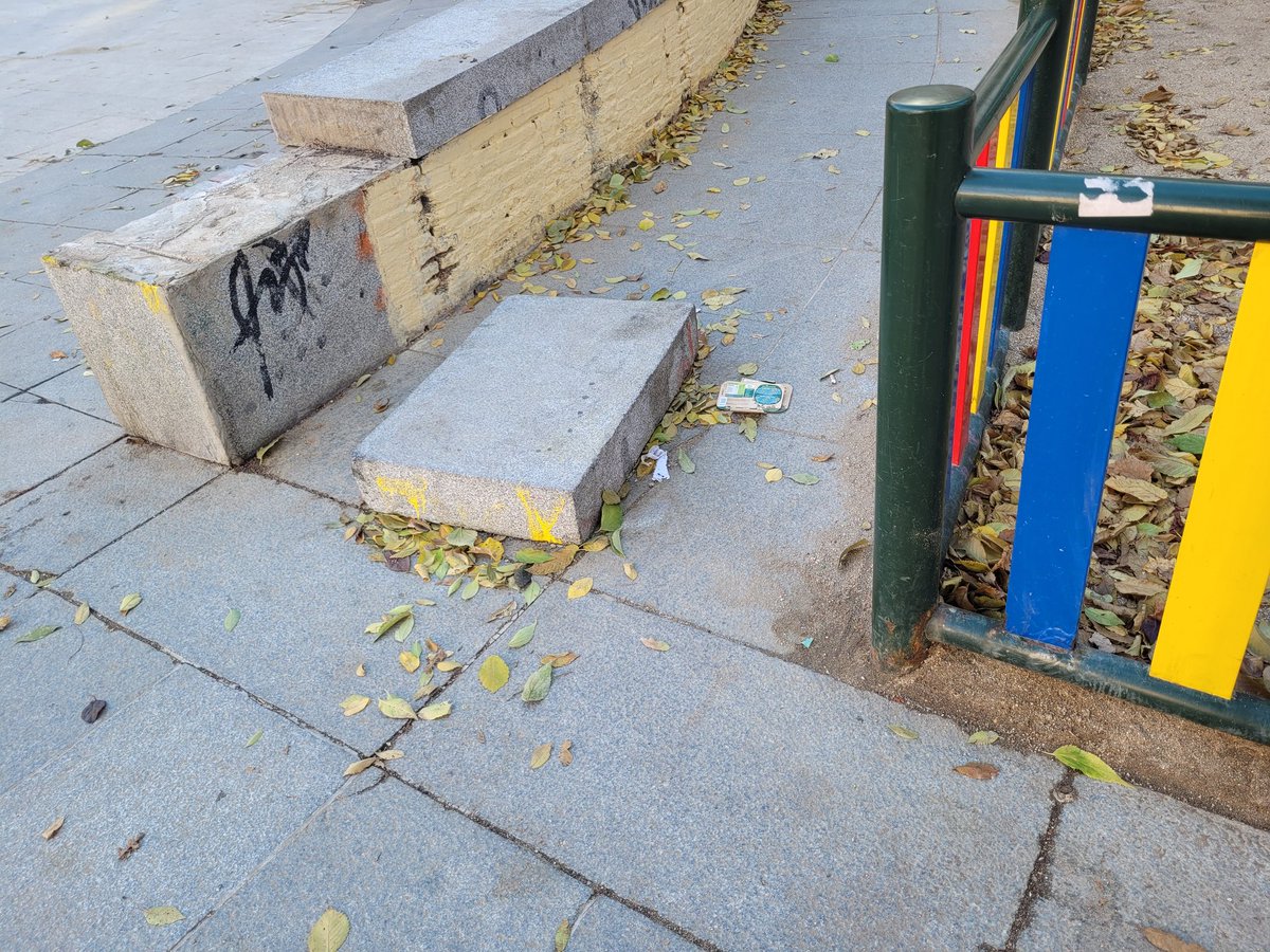 CeipPi's tweet photo. @Lineamadrid solicitamos la reparación de este murete de la plaza del Dos de Mayo, y que se despeje el camino para evitar accidentes. Gracias https://t.co/rnHCZ08Lic