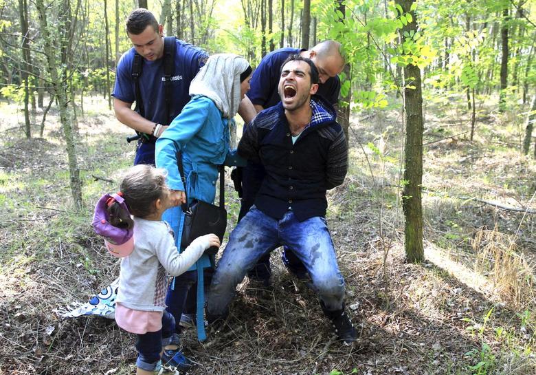 AlekosPrete's tweet photo. Nel presepe sovranista il bue e l'asinello sono sostituiti da due poliziotti che arrestano Giuseppe. https://t.co/G2AeVfqcTh