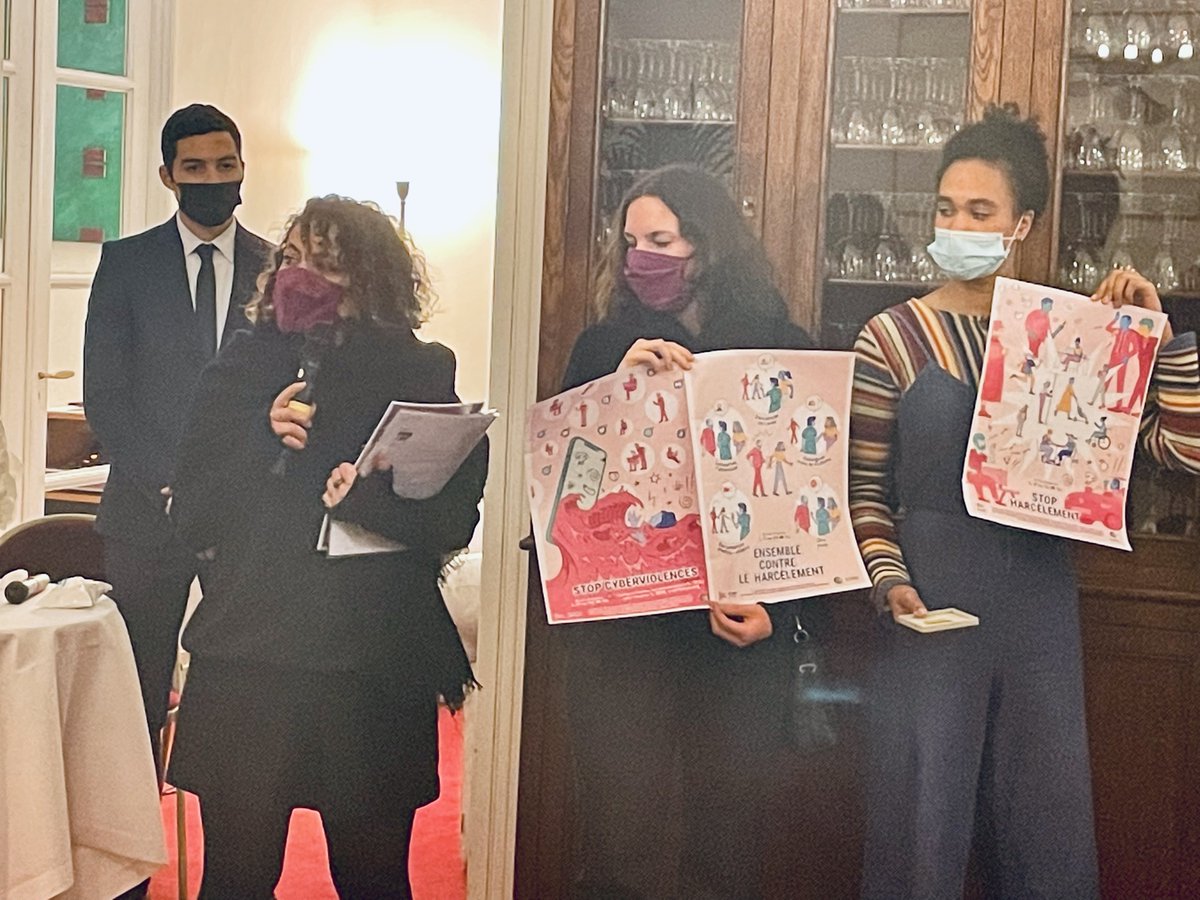 FionaPersonnel's tweet photo. 🏅@Heroines95 qui dénonce depuis 2019 les violences conjugales, le harcèlement de rue, et est à l'origine de nombreux collages qui permettent d'éveiller les consciences à Argenteuil et ailleurs. Fière de les accompagner dans leur campagne #StopHDR, soutenue par @egalite_gouv. https://t.co/88kpOdg7pw