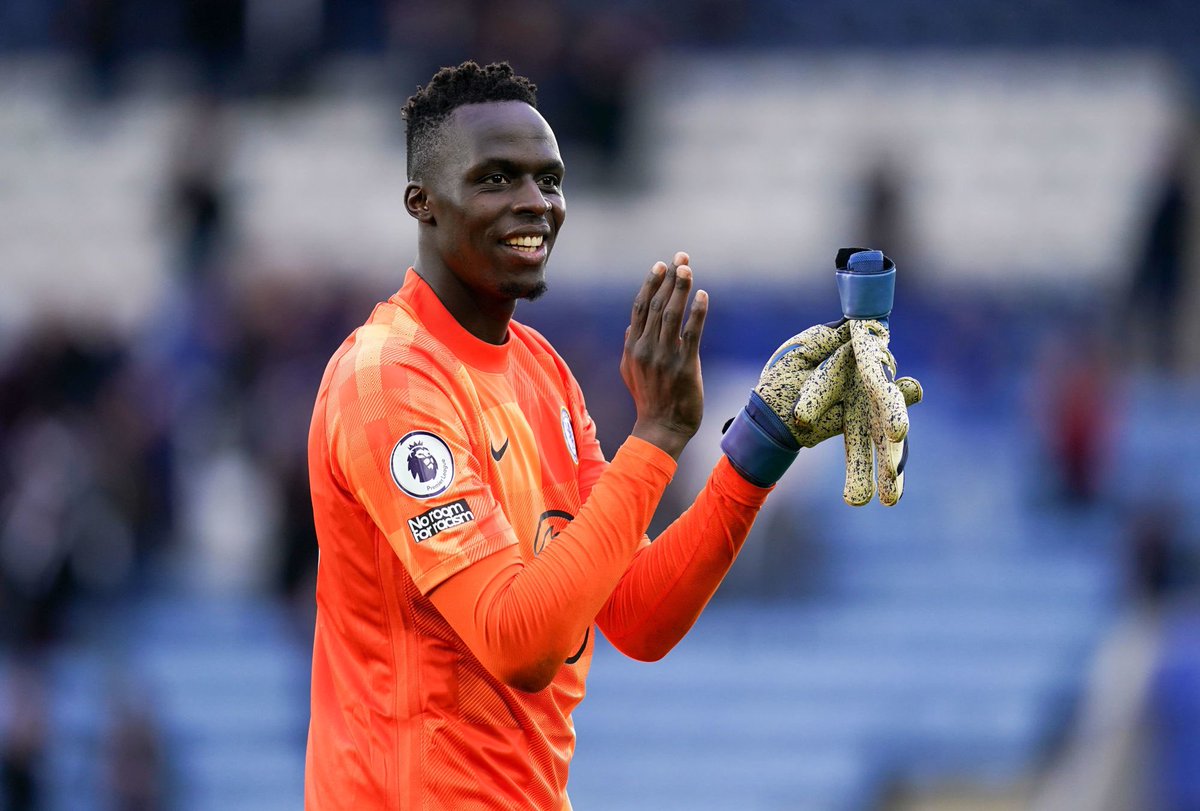 ActuFoot_'s tweet image. Habib Beye sur le trophée de meilleur gardien, non-décerné à Edouard Mendy :

« Pourquoi valoriser plus l'Euro que la Ligue des Champions ? L'année exceptionnelle c'est 12 mois, pas 1 mois de compétition. Et sur 13 mois, Mendy est le meilleur gardien d'Europe. »