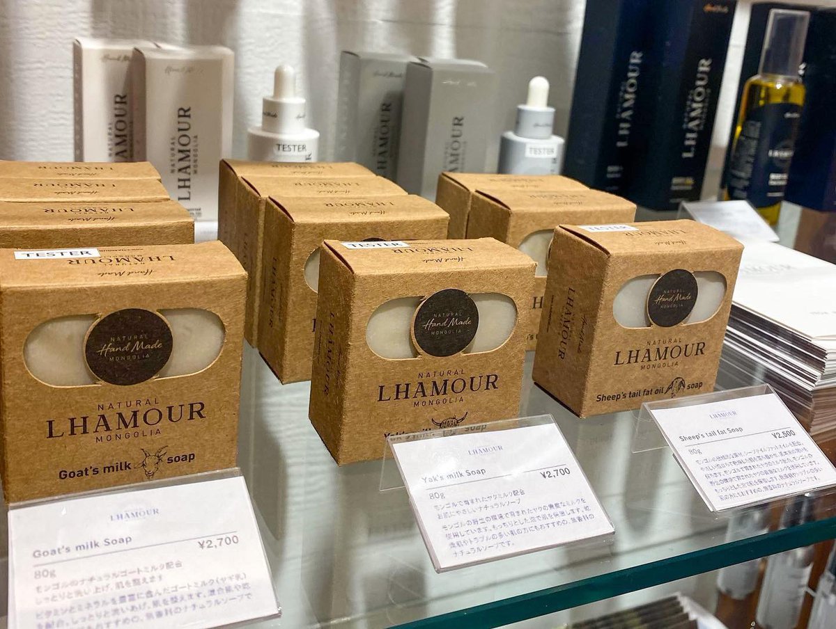 Бид цар тахлын үеэр ч Япон улсын томоохон хотуудад байрлах худалдааны төвүүдэд бүтээгдэхүүнүүдээ Pop-up store-р дамжуулж, таниулан борлуулдаг байсан бол одоо Kobe хотын URBAN RESEARCH дэлгүүрт албан ёсоор байршиж байгааг дуулгахад таатай байна. 🎉