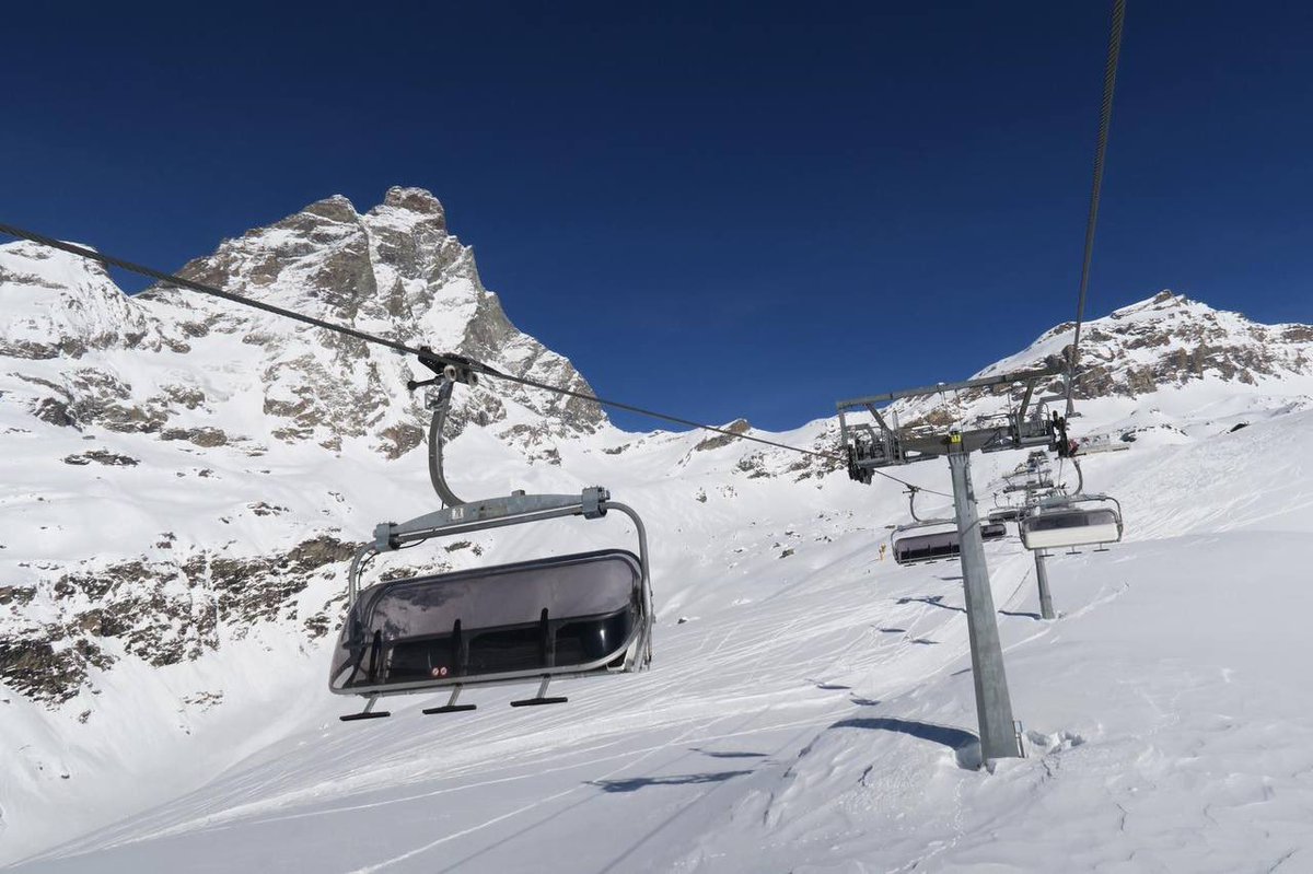 CerviniaValt's tweet photo. Prossime aperture Cervinia: giovedì 2 apre la seggiovia Cretaz, con la pista n 5 per il rientro in paese.
Da sabato 4 apriranno poi la seggiovia campetto e il Tappeto Cretaz #CervinoSkiParadise #BeInTheRightPlace https://t.co/eZ9fhrMOoQ