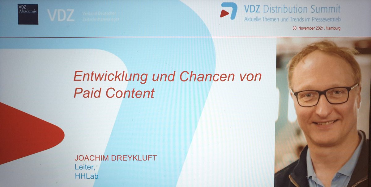 Ausblick auf #paidcontent-Trends bis zum Jahr 2032: Joachim <a href="/Dreykluft/">Beate Dreykluft</a> von <a href="/HHLAB_de/">HHLab</a> sieht erfolgreiche #Zeitschriftenverlage in der Zukunft als datengetriebene digitale #ecommerce-Unternehmen, die die Ware #Journalismus im Internet verkaufen. #VDZDS