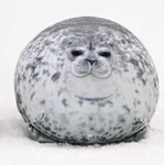あんなにまるまるとしていたのに…猫さんに乗られ平になったアザラシクッション!