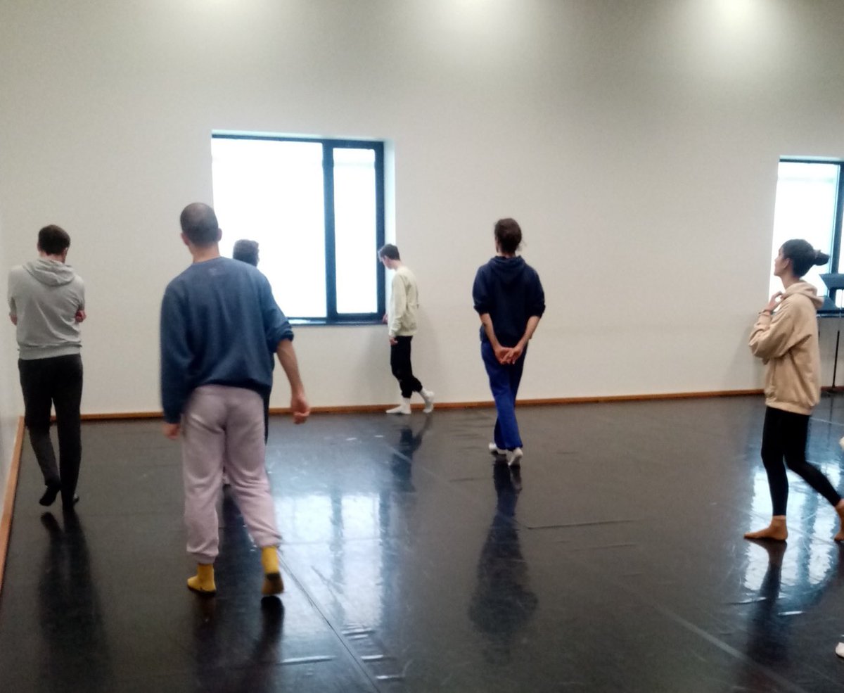 latelierAngers's tweet photo. WORKSHOP avec la chorégraphe Aline LANDREAU pour les étudiant.e.s de deuxième année de Bachelor, en écho au spectacle CORPUS présenté ce soir au théâtre @LeQuai.
Workshop proposé par le @Cndc_Angers ! https://t.co/PyQQZYfhMn