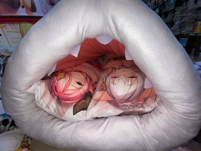 ちょっとフルフルの中でナルメアお姉ちゃんと一緒に寝ちゃってた
なお2人までくらいなら難なく同時丸呑み可能 