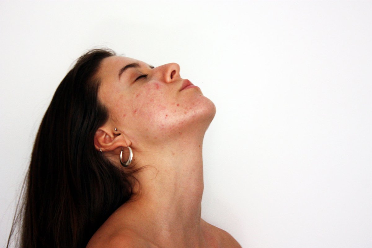 Aquestes fotografies son del confinament, l'any 2020. Autorretrats que ens van ajudar a conèixer i estimar el nostre cos en una època en la qual els sentiments estaven a flor de pell. 

#photography #photographer #photo #fotografia #body #cossos #normatividad