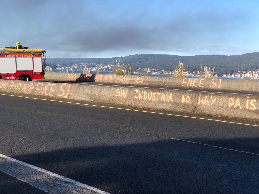 RebelinAluminio's tweet photo. Trabajadorxs luchando por su futuro...Apoya la #LuchaObrera, #EnceNoSeCierra #SinIndustriaNoHayFuturo #xuntxsmáisfortes @GZ_soviet @CeaPontevedra @operadorence @depo_es @Pontevedrate https://t.co/uNXWS48t9e