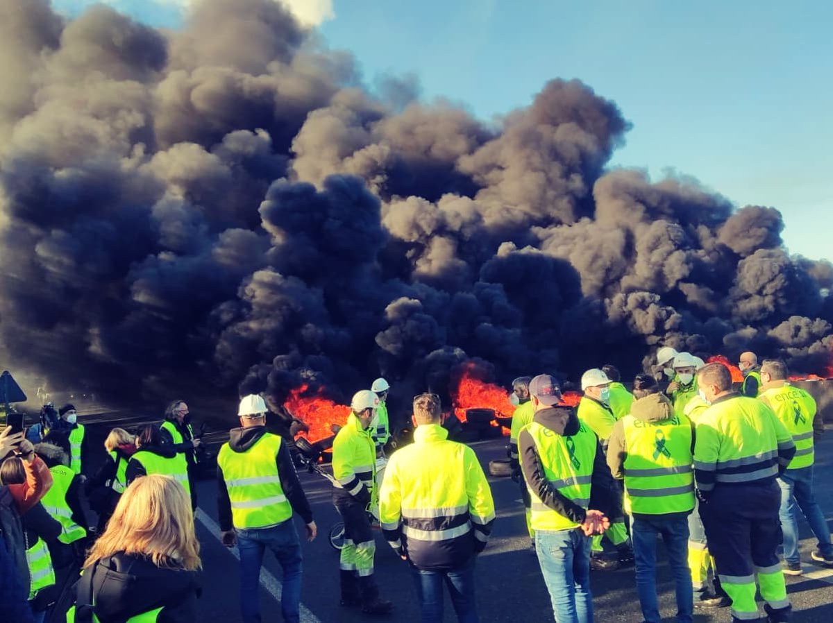 RebelinAluminio's tweet photo. Trabajadorxs luchando por su futuro...Apoya la #LuchaObrera, #EnceNoSeCierra #SinIndustriaNoHayFuturo #xuntxsmáisfortes @GZ_soviet @CeaPontevedra @operadorence @depo_es @Pontevedrate https://t.co/uNXWS48t9e
