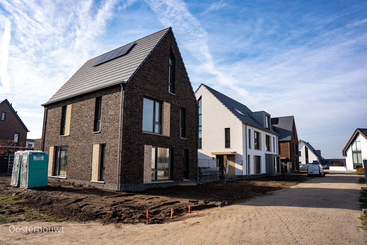 KokonArchitect's tweet photo. Alle ogen op De Contreie: het plan nadert voltooiing🏡 Aan de rand van #Oosterhout wordt een aantal luxe twee-onder-één-kap- en vrijstaande woningen uitgevoerd op ruime kavels. Meer over het ontwerp? ➡️https://t.co/yOxIbrb4ks #woningbouw #wijkbouw foto's: @JanMulti @oosterbouwt https://t.co/3Mq7DfFUkS