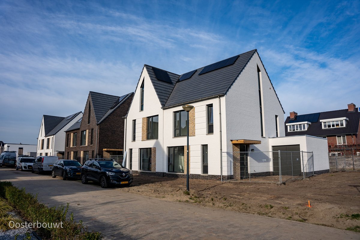 KokonArchitect's tweet photo. Alle ogen op De Contreie: het plan nadert voltooiing🏡 Aan de rand van #Oosterhout wordt een aantal luxe twee-onder-één-kap- en vrijstaande woningen uitgevoerd op ruime kavels. Meer over het ontwerp? ➡️https://t.co/yOxIbrb4ks #woningbouw #wijkbouw foto's: @JanMulti @oosterbouwt https://t.co/3Mq7DfFUkS