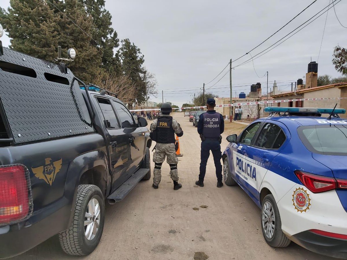 FPAcba's tweet photo. #RíoCeballos Sobre #RE98 (KM 20), @PoliciaCbaOf aprehendió a un sujeto de 36 años y le incautó varias dosis de marihuana. Inmediatamente, personal de la #FPA colaboró con el secuestro de los estupefacientes. #TrabajoEnConjunto https://t.co/cQmkiMNQ33