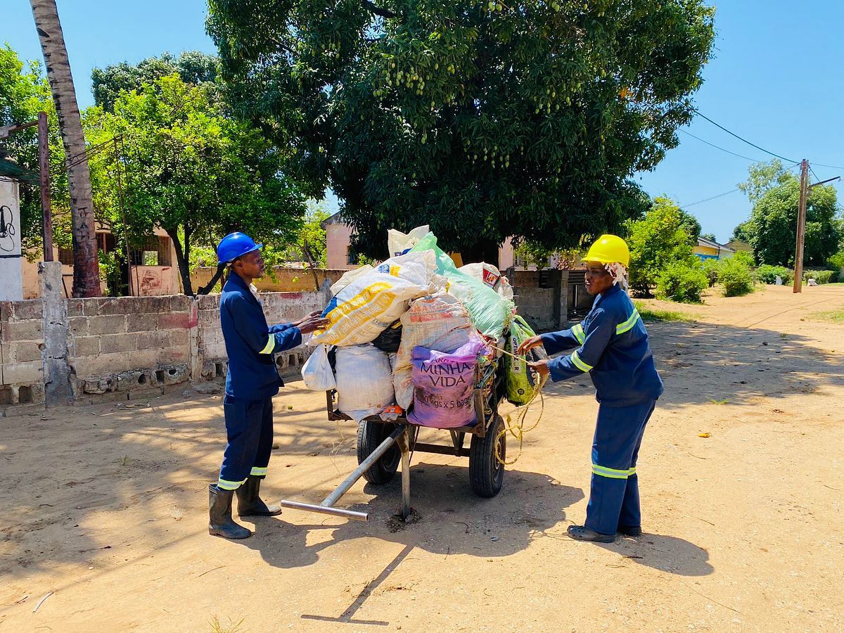 ProjectoPtum's tweet photo. É usando “tchovas” que as microempresas de recolha primária transportam boa parte de resíduos sólidos das casas dos munícipes para os contentores na Katembe.
A equipa de técnicos de GRS do #PTUM tem trabalhado na recolha de dados para o diagnóstico integrado da Katembe. https://t.co/uO01PLjiCs