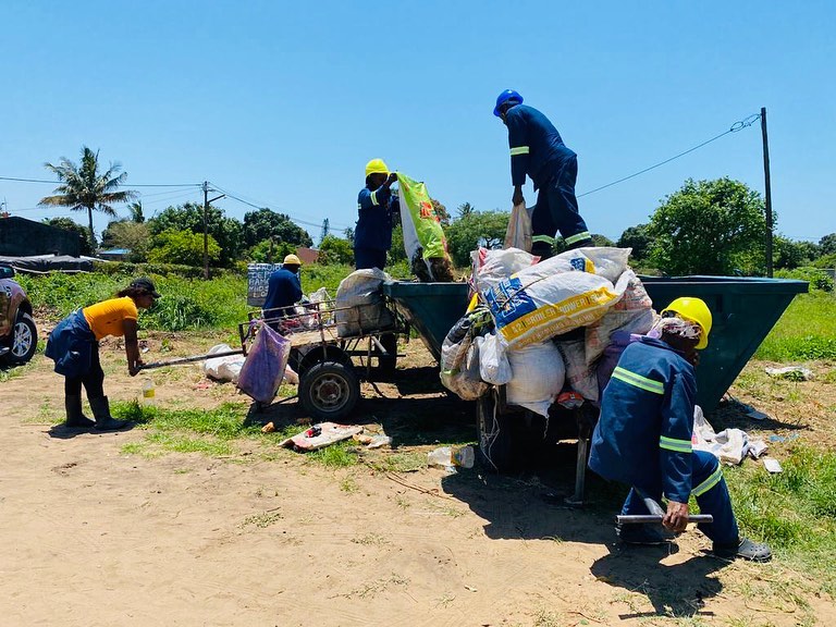 ProjectoPtum's tweet photo. É usando “tchovas” que as microempresas de recolha primária transportam boa parte de resíduos sólidos das casas dos munícipes para os contentores na Katembe.
A equipa de técnicos de GRS do #PTUM tem trabalhado na recolha de dados para o diagnóstico integrado da Katembe. https://t.co/uO01PLjiCs