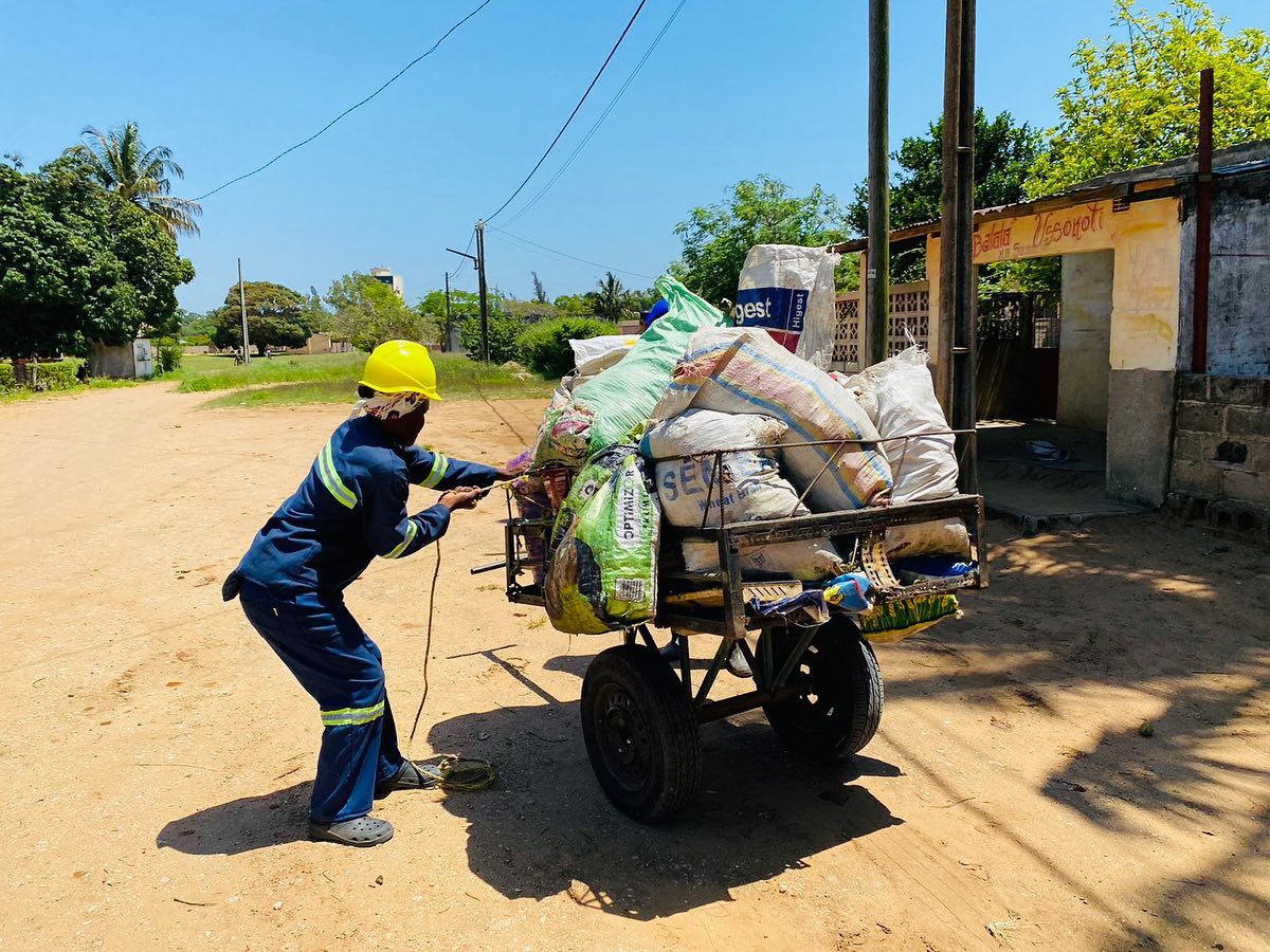ProjectoPtum's tweet photo. É usando “tchovas” que as microempresas de recolha primária transportam boa parte de resíduos sólidos das casas dos munícipes para os contentores na Katembe.
A equipa de técnicos de GRS do #PTUM tem trabalhado na recolha de dados para o diagnóstico integrado da Katembe. https://t.co/uO01PLjiCs