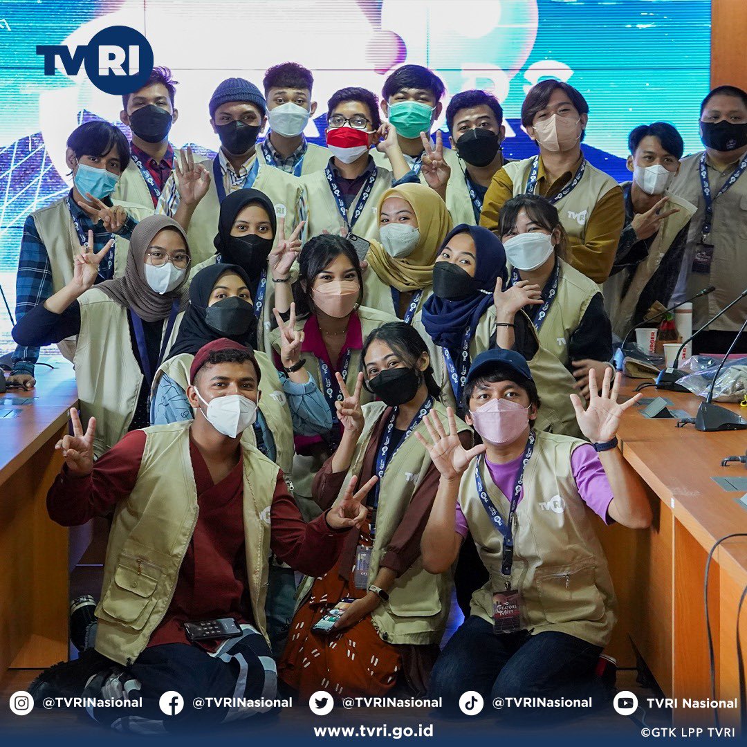 TVRINasional's tweet photo. Oiya tanggal 17 November kemarin ada Coaching Clining lho bareng sama @calvinjeremy dan Hendri Aditya yang ngasih tau kita gimana caranya bikin konten di media sosial yang kecee😎😎
#TVRI #TVRINasional #MediaPemersatuBangsa #CreatorsMeet https://t.co/AxfGfosGCS