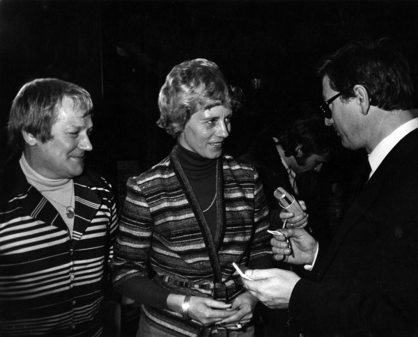 Vandaag in 1976 ontvangen de eerste inwoners van Almere de sleutels van hun woning.

Henk en Lia de Clerk gaan wonen aan de Schoolwerf in Almere Haven. #OnThisDay