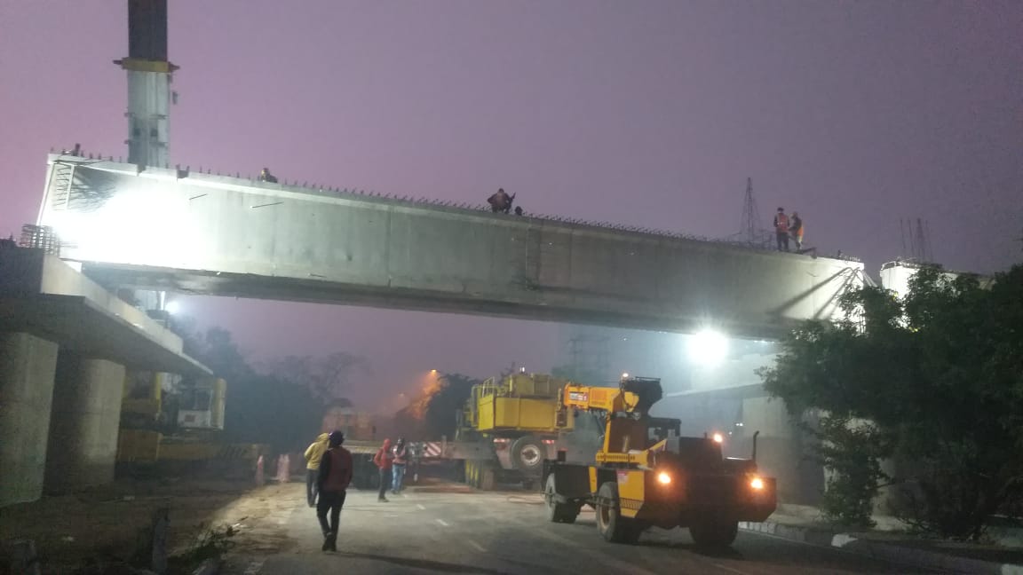 dfccil_india's tweet photo. #10BillionDFC  #MarvelofEngineering Another step towards making movement on DFC seamless,  safe and speedier. Launch of two 24.5 m Pre Stressed Concrete Girders at Road Under Bridge (RUB) 190 on the #WDFC alignment over #Surajpur - #Kasna road in #GreaterNoida area of #UP. https://t.co/X7CewkQuZa