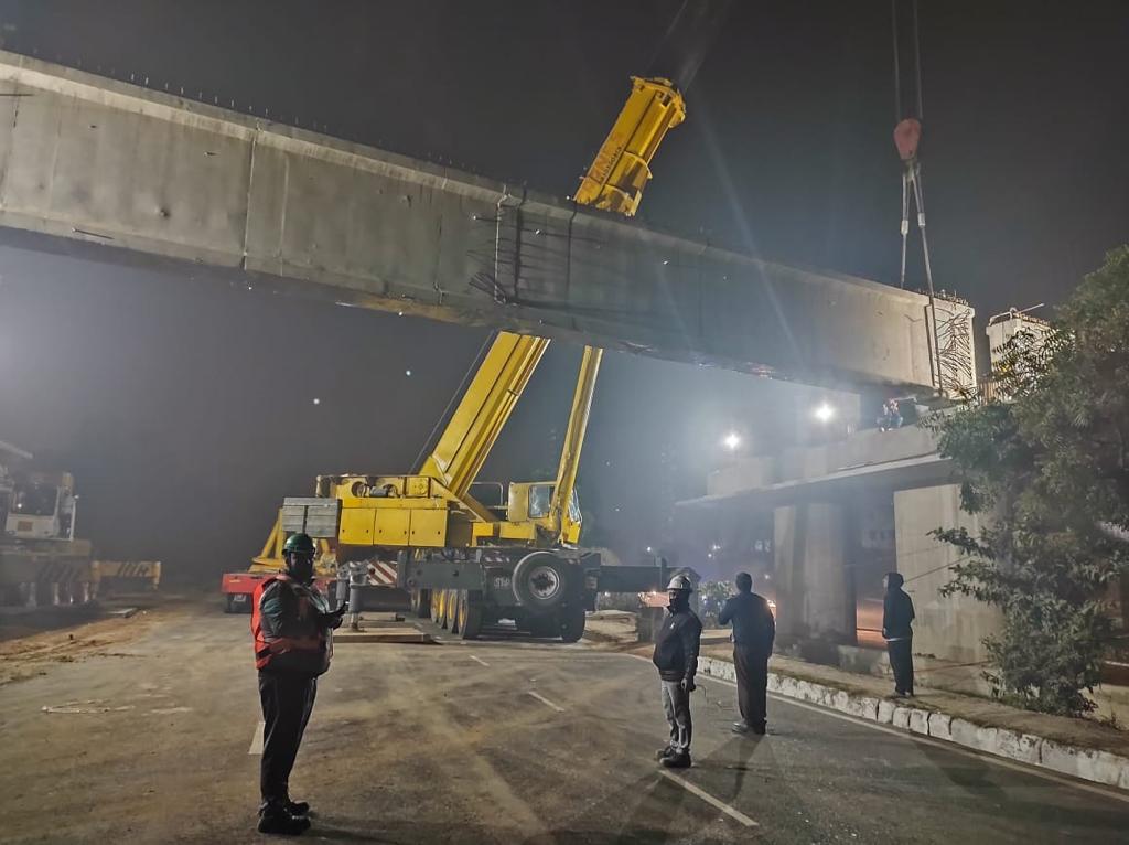 dfccil_india's tweet photo. #10BillionDFC  #MarvelofEngineering Another step towards making movement on DFC seamless,  safe and speedier. Launch of two 24.5 m Pre Stressed Concrete Girders at Road Under Bridge (RUB) 190 on the #WDFC alignment over #Surajpur - #Kasna road in #GreaterNoida area of #UP. https://t.co/X7CewkQuZa