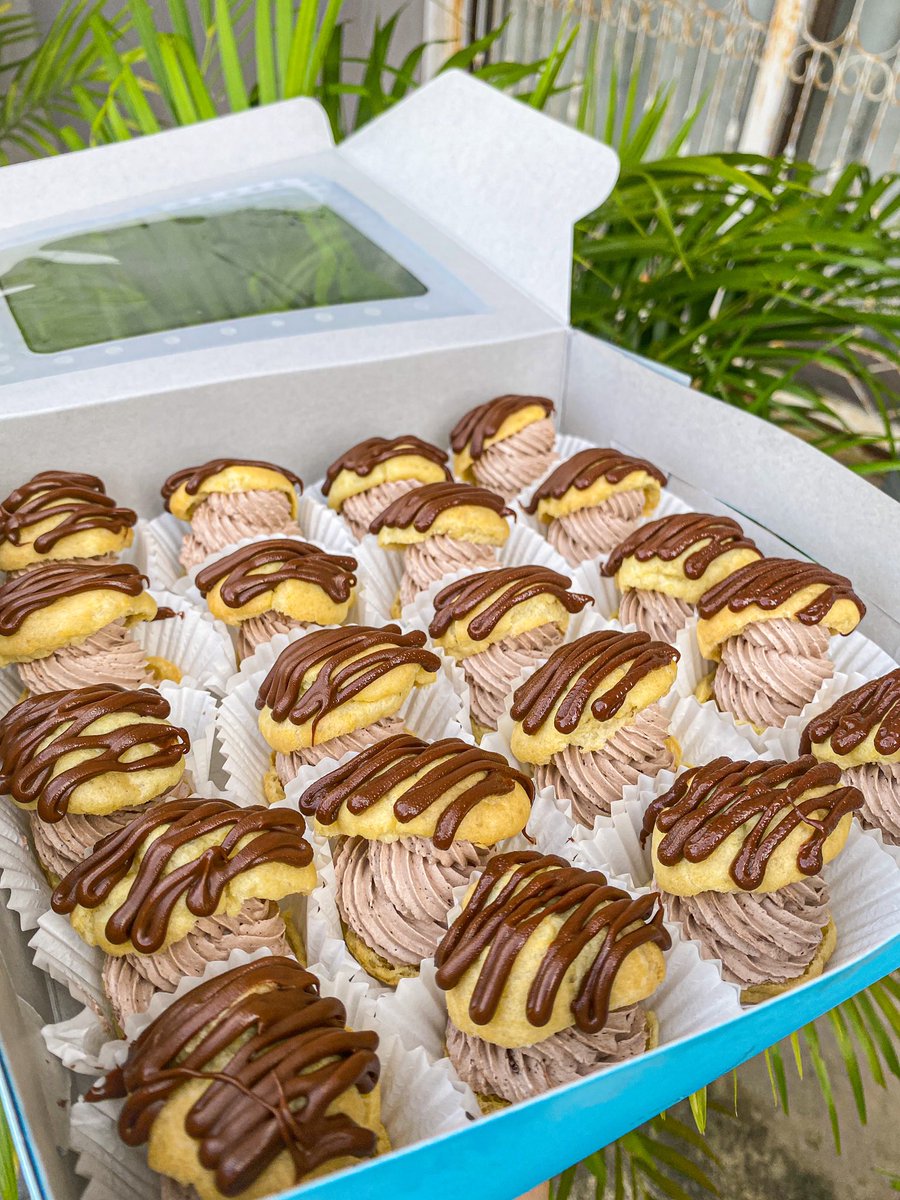 PastryLabMy's tweet image. Fluffy creampuff with semi sweet chocolate ice creamy filling while nutella drizzle on top! It is such a perfect combinations for chocolate lover 🍫