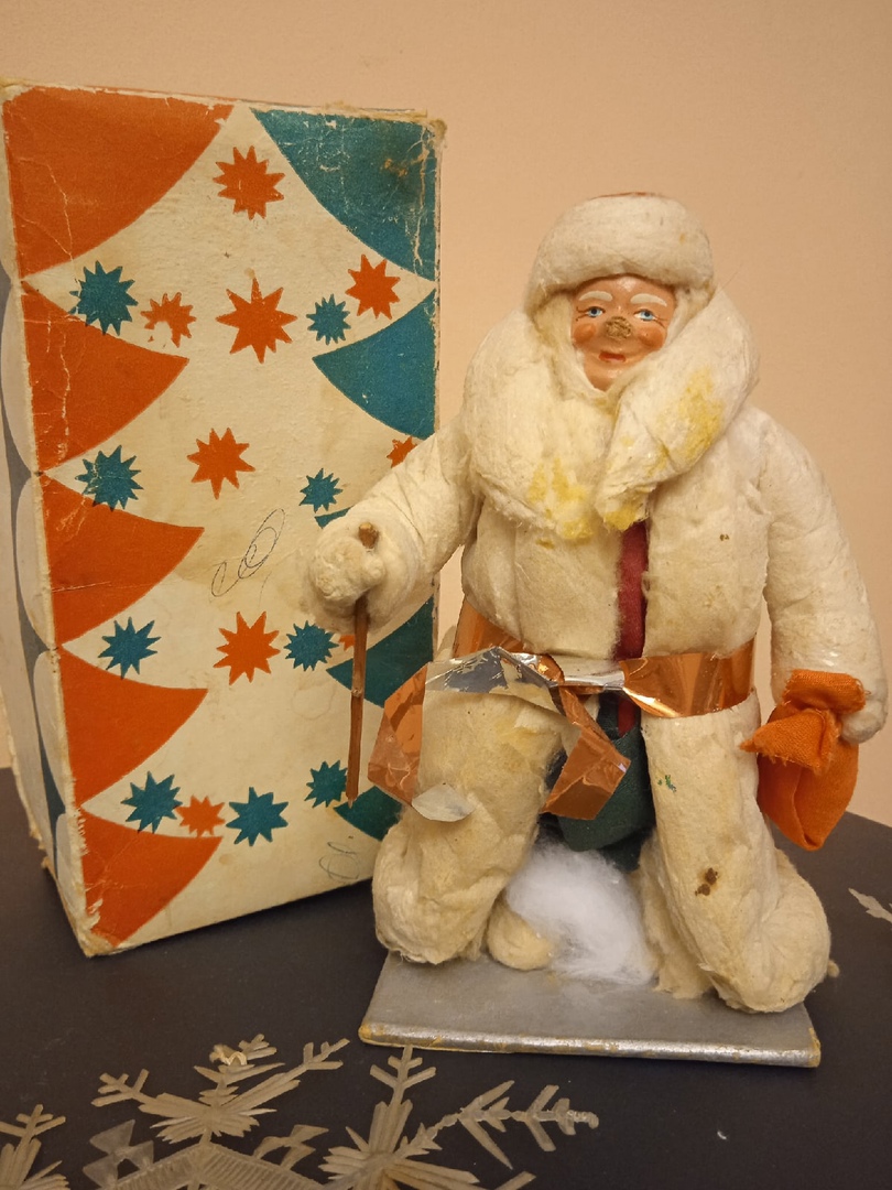 #МузейЗаповедникСользавод говорит огромное #МузейоеСпасибо Ларисе Гаричевой за переданные в #ФондыМИС ёлочные игрушки советского времени и вот такого замечательного Деда Мороза! Скоро его можно будет увидеть на нашей выставке!