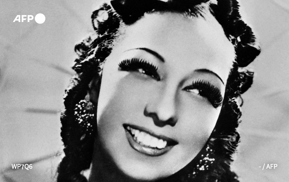 afpfr's tweet photo. [À LA UNE À 8H] Quarante-six ans après sa mort en 1975, Josephine Baker revient en pleine lumière en entrant au Panthéon pour y rejoindre les grandes figures françaises grâce à sa vie d'artiste de music-hall, de résistante et de militante antiraciste #AFP 1/5 https://t.co/kKcMLeV4jp