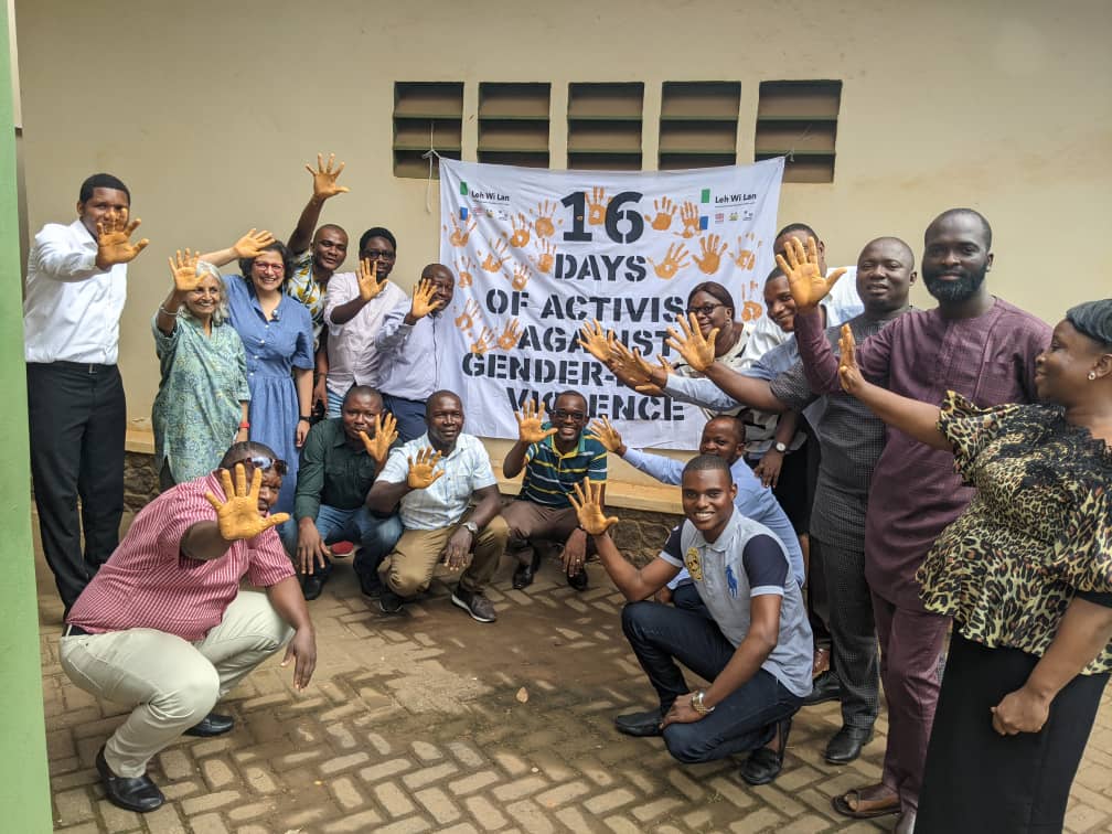 CJ__Caroline's tweet photo. @LehWiLanSL colouring the world orange and making our pledge against #GenderBasedViolence for #16DaysofActivism2021 

This week we are working with government and partners to finalise Sierra Leone National Referal Protocol for all forms of violence. https://t.co/0jD7vhuUCT