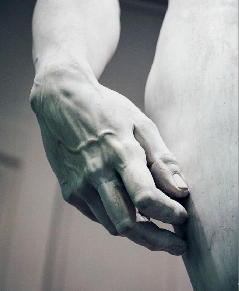 "Mermere sıkışmış bir melek gördüm ve onu özgürlüğüne kavuşturuncaya dek oydum."