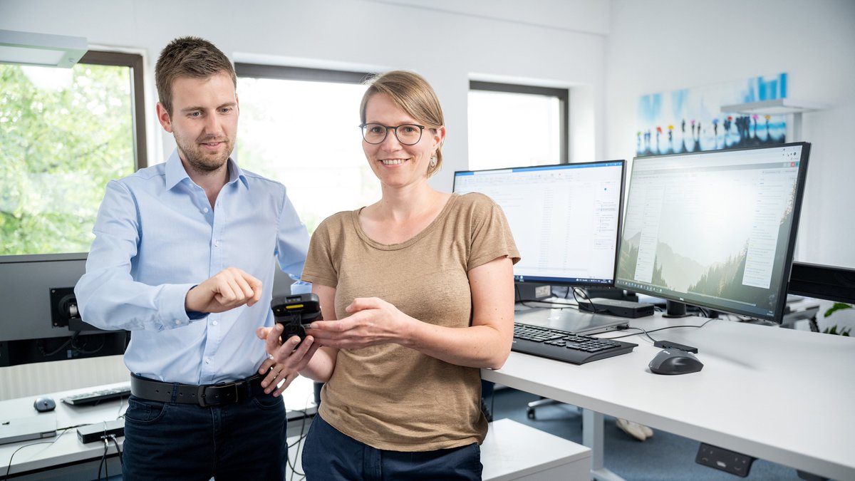 AmconGmbH's tweet photo. https://t.co/TvODWyU9ac prüft COVID-Zertifikate bei der Fahrausweiskontrolle ✅ 
Den Verkehrsunternehmen und Verbünden, die unsere Prüfgeräte bereits nutzen, entstehen keine Zusatzkosten und die Funktion kann direkt eingesetzt werden. 
https://t.co/0BaDMUgII1 https://t.co/n0r9Eq6QRi