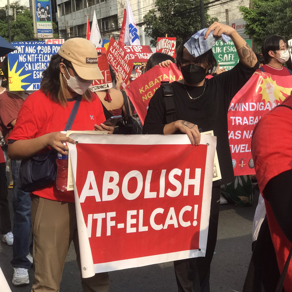 ABFEUSHS's tweet photo. NGAYON: Sa gitna ng mahabang panggigipit nakahanay na ang iba't ibang sektor sa kahabaan ng España.

Ginugunita ngayon ang araw ni Bonifacio.

#OustDuterte
#AbolishNTFELCAC 
#Anakbayan23 https://t.co/ZSV3LXvtYP